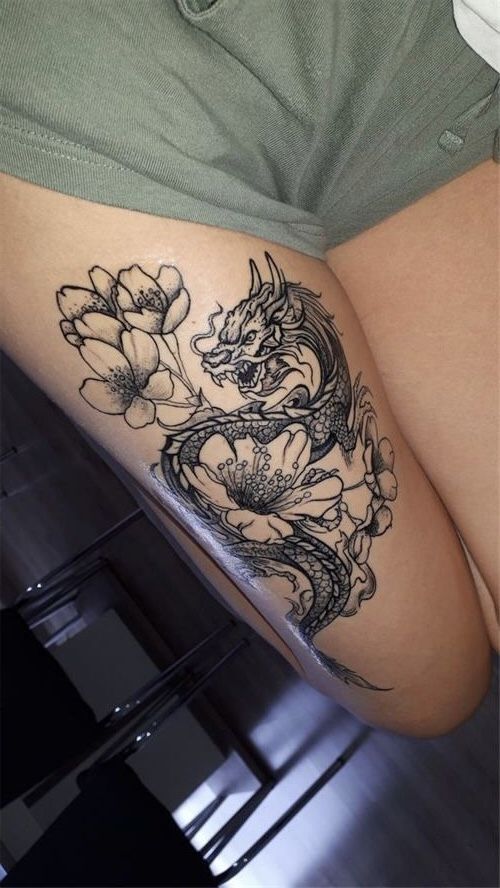 Hình xăm rồng và hoa trên đùi, phong cách blackwork, chi tiết cao, độ phân giải HD.