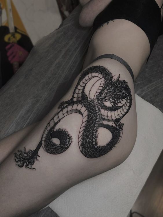 Hình xăm rồng blackwork trên đùi, chi tiết sắc nét, phong cách mạnh mẽ, độ phân giải HD.