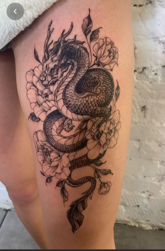 Hình xăm rồng phong cách blackwork ở đùi, chi tiết tinh xảo, độ phân giải HD.