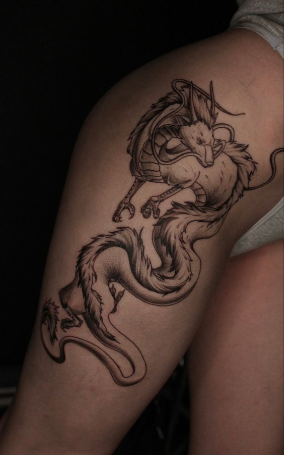 Hình xăm rồng phong cách blackwork trên đùi, chi tiết cao, ảnh HD.