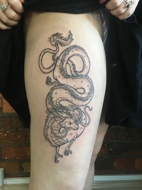 Hình xăm rồng phong cách blackwork trên đùi, chi tiết rõ nét, ảnh HD.