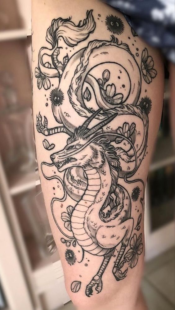 Hình xăm rồng trên đùi, phong cách blackwork, chi tiết, độ phân giải HD.