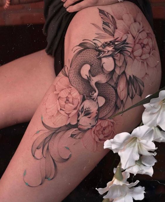 Hình xăm rồng và hoa trên đùi, phong cách blackwork, chi tiết sắc nét, ảnh chất lượng HD.