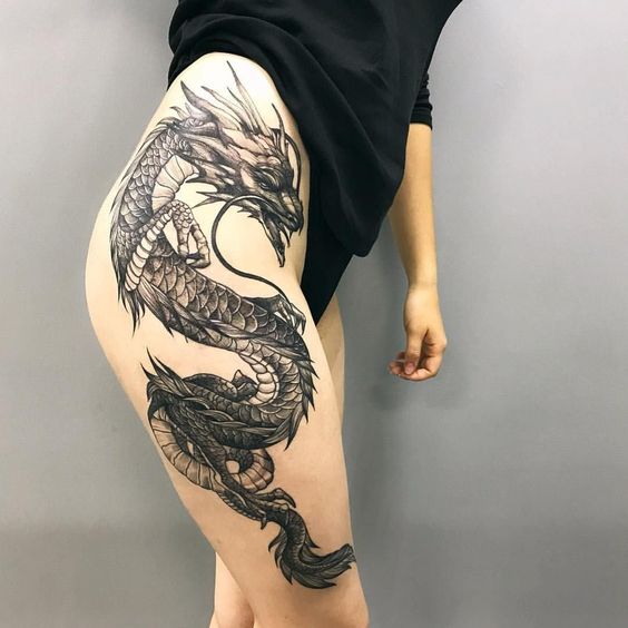 Hình xăm rồng blackwork chi tiết trên đùi, phong cách cổ điển, ảnh chất lượng cao.