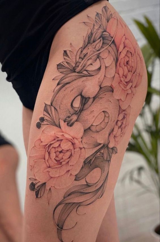 Hình xăm rồng và hoa trên đùi, phong cách blackwork và màu nước, chi tiết sắc nét, độ phân giải HD.