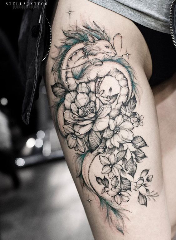 Hình xăm rồng và hoa ở đùi, phong cách blackwork, chi tiết tinh xảo, ảnh độ phân giải HD.