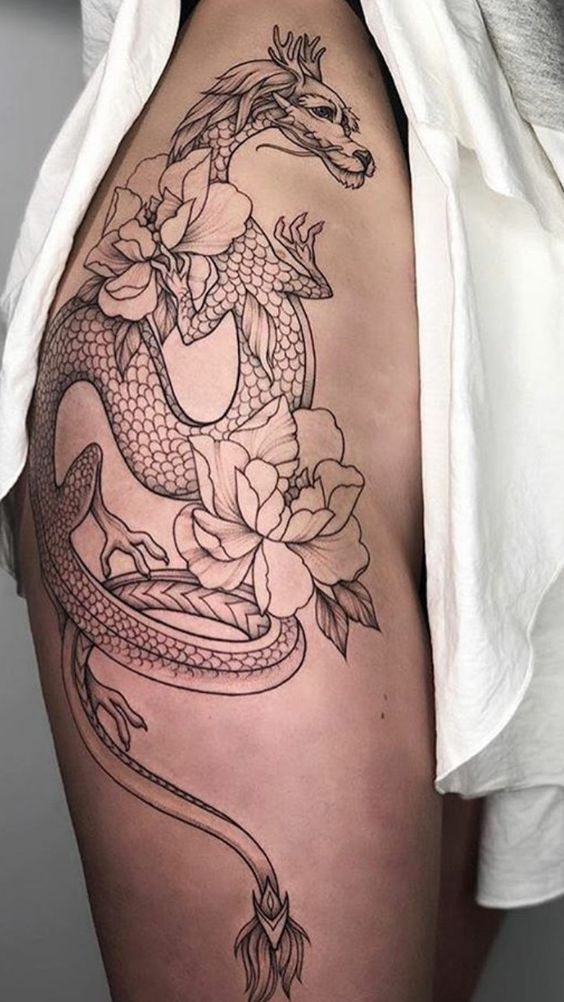 Hình xăm rồng và hoa trên đùi, phong cách blackwork chi tiết, ảnh HD.
