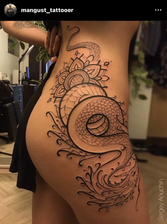 Hình xăm rắn hoa văn tinh tế trên hông, phong cách blackwork chi tiết, ảnh chất lượng HD.