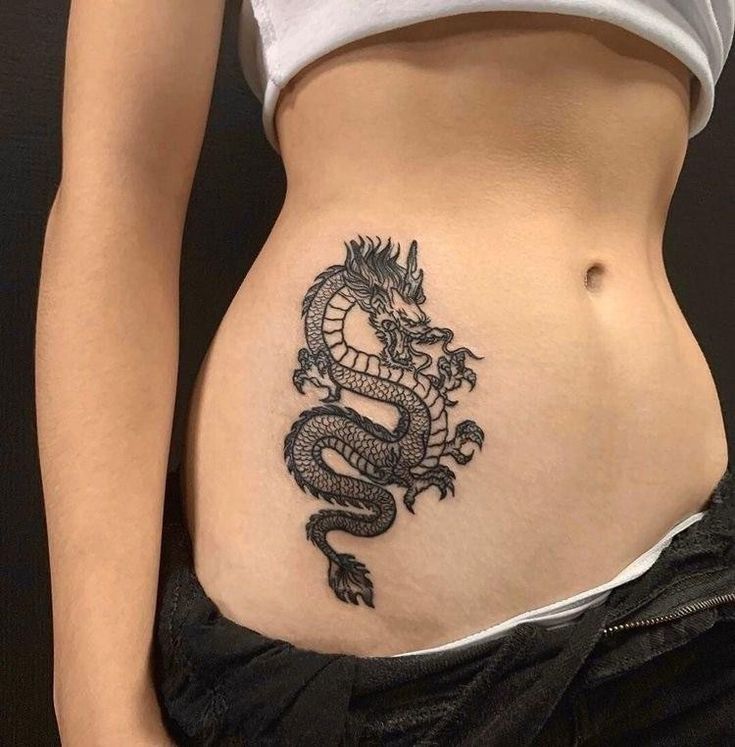 Hình xăm rồng ở eo Hình xăm rồng blackwork ở eo, phong cách chi tiết, độ phân giải HD.