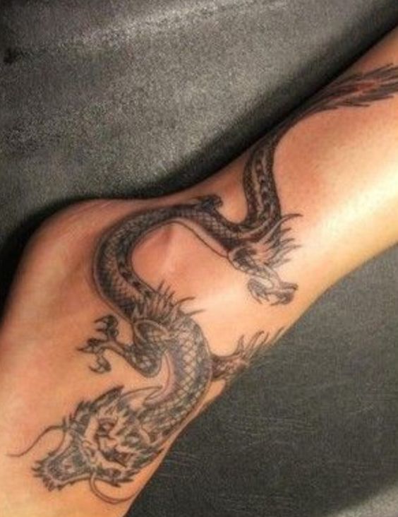 Hình xăm rồng chi tiết trên chân, phong cách blackwork, độ phân giải cao.