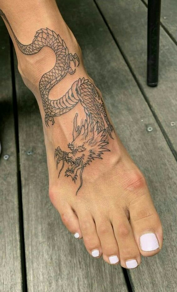 Hình xăm rồng trên bàn chân, phong cách blackwork, chi tiết rõ nét, ảnh HD.