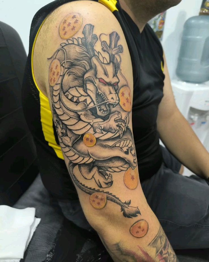 Hình xăm rồng trên bắp tay, phong cách blackwork, chi tiết cao, độ phân giải HD.