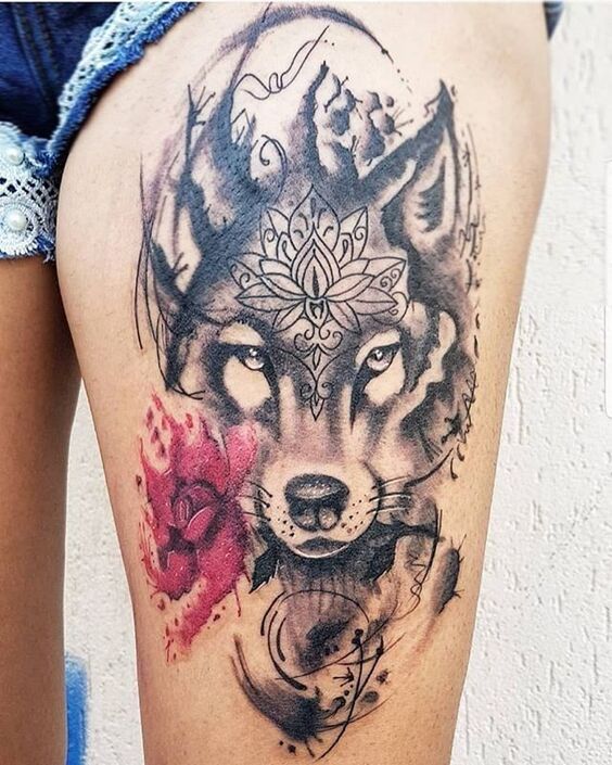 Hình xăm sói cùng họa tiết bông sen Hình xăm sói và hoa trên đùi, phong cách blackwork pha màu, chi tiết, ảnh HD.