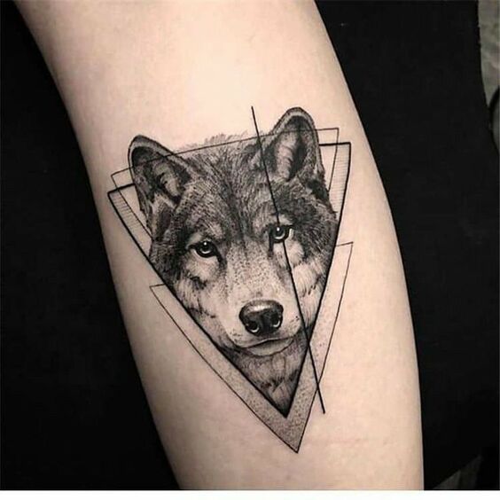 hình xăm sói biểu đạt cá tính Hình xăm sói hình học trên tay, phong cách blackwork, chi tiết rõ nét, độ phân giải HD.