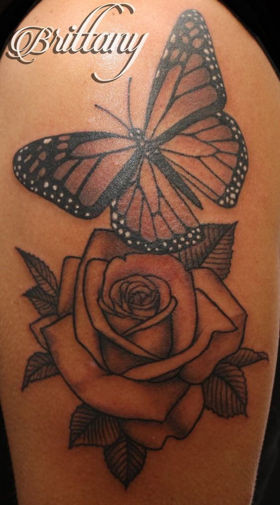 Hình xăm hoa hồng và bướm trên vai, phong cách blackwork, chi tiết, độ phân giải HD.