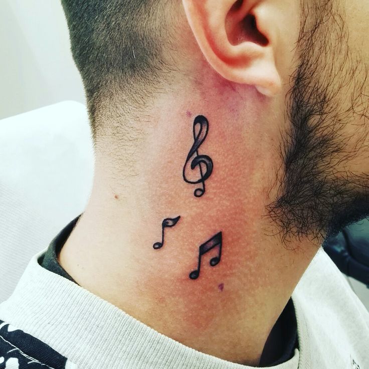 Hình xăm nốt nhạc trên cổ, phong cách blackwork, chi tiết rõ nét, độ phân giải HD.