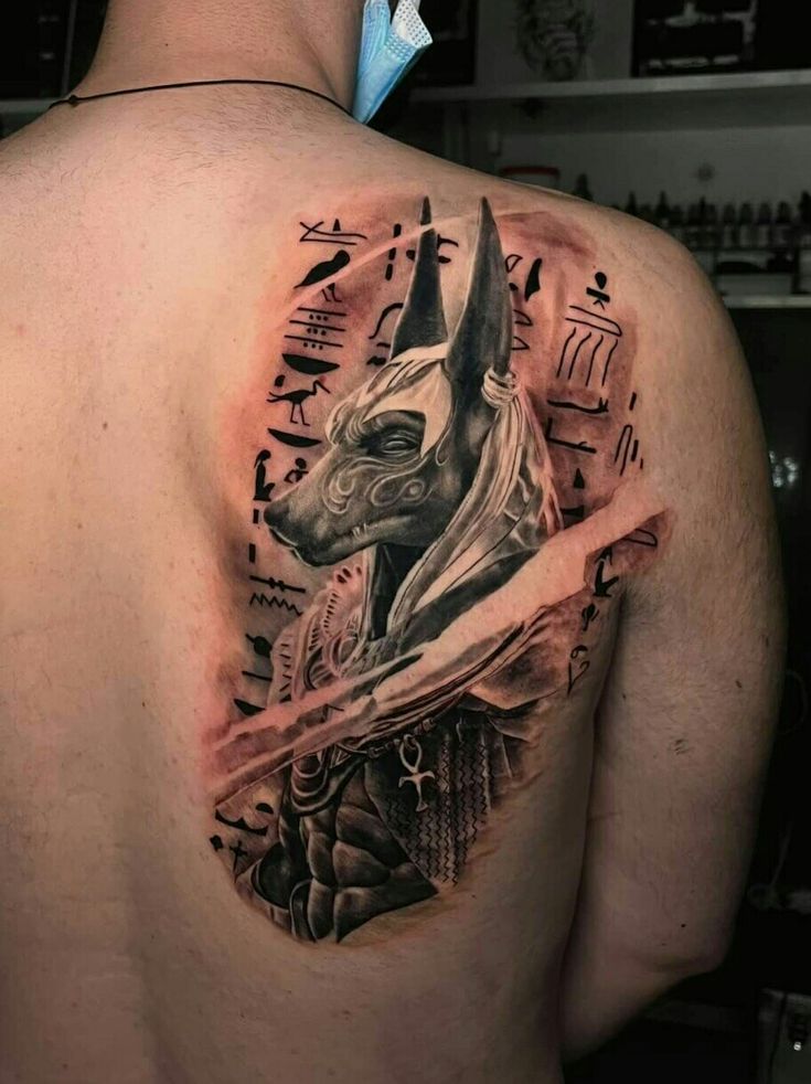 Hình xăm Anubis cổ điển trên lưng, phong cách blackwork chi tiết, độ phân giải HD.
