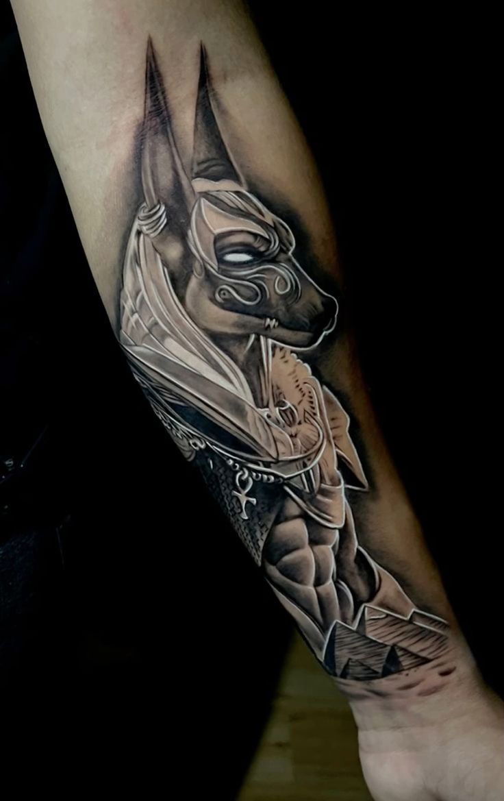 Hình xăm Anubis cổ điển trên cánh tay, phong cách blackwork chi tiết, độ phân giải HD.