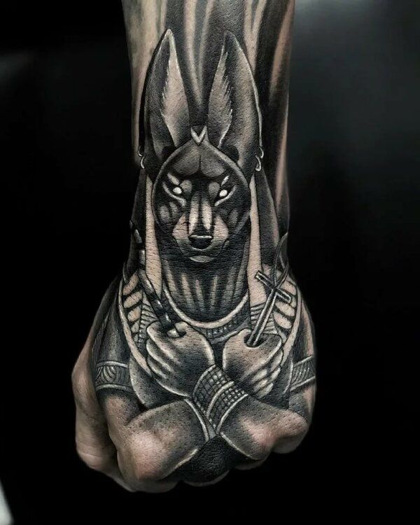 Hình xăm Anubis blackwork chi tiết trên tay, phong cách cổ điển, độ phân giải HD.