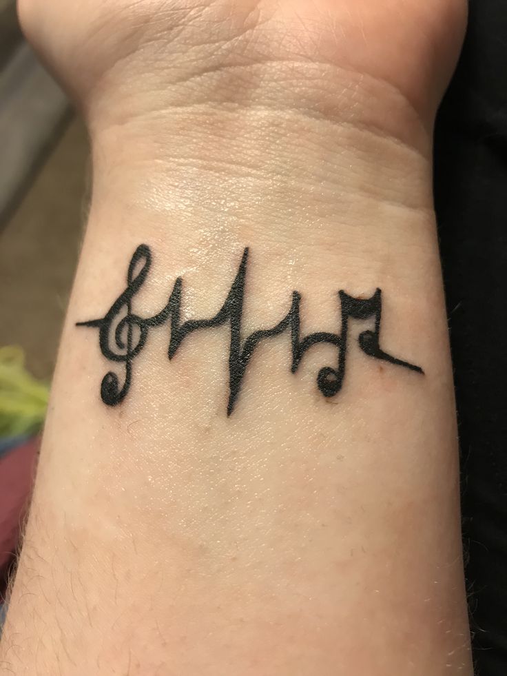 Hình xăm nốt nhạc cổ tay phong cách blackwork, chi tiết rõ nét, độ phân giải HD.