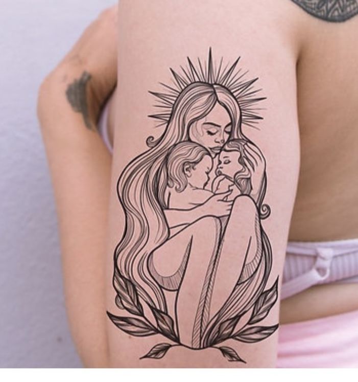 Hình xăm biểu hiện sự hy sinh của người mẹ Hình xăm mẹ và con phong cách blackwork trên bắp tay, chi tiết rõ nét, độ phân giải HD.