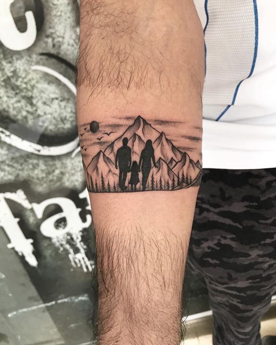 Hình xăm phong cảnh gia đình núi non trên tay, phong cách blackwork chi tiết, độ phân giải HD.