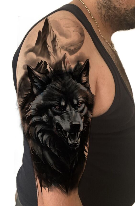 hình xăm miêu tả sự mạnh mẽ phi thường Hình xăm sói trên bắp tay, phong cách blackwork chi tiết, độ phân giải HD.