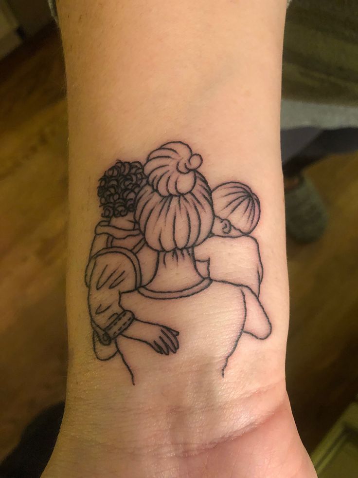 Hình xăm tình cảm thiêng liêng của người mẹ Hình xăm gia đình trên cổ tay, phong cách blackwork chi tiết, chất lượng HD.