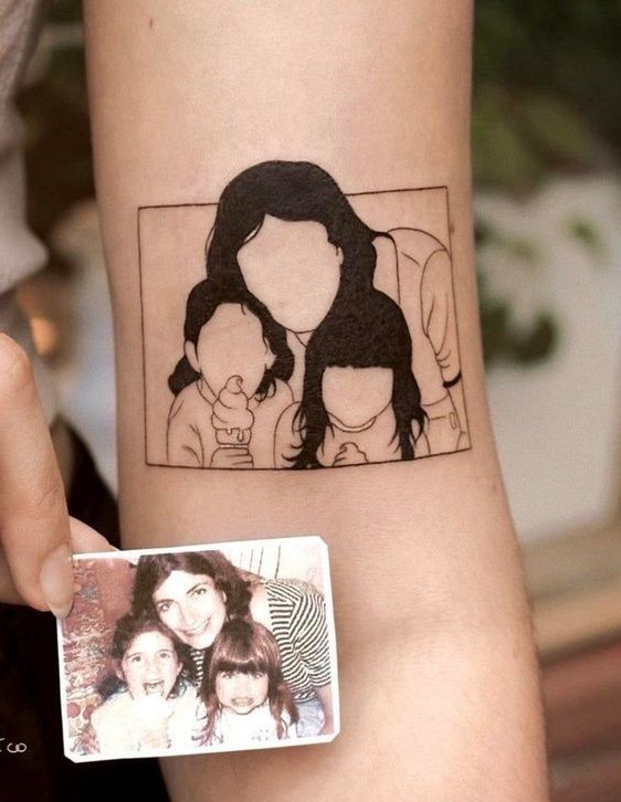 Hình xăm theo yêu cầu của khách hàng Hình xăm chân dung gia đình trên tay, phong cách blackwork, chi tiết cao, ảnh HD.
