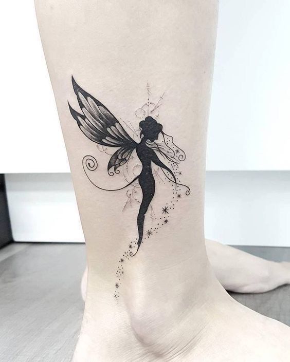 Hình xăm tiên trên chân, phong cách blackwork, chi tiết sắc nét, ảnh HD.