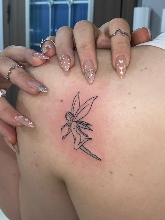 Hình xăm tiên mini trên vai, phong cách blackwork, chi tiết đơn giản, độ phân giải HD.