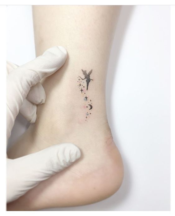 Hình xăm mini tiên và trăng, phong cách blackwork, vị trí mắt cá chân, chi tiết tinh tế, độ phân giải HD.