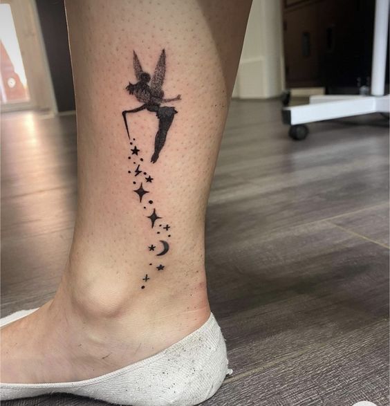 Hình xăm tiên nữ blackwork ở cổ chân, chi tiết sao và trăng, ảnh HD.