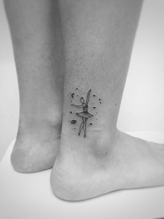 Hình xăm vũ công mini ở mắt cá chân, phong cách blackwork, chi tiết tinh tế, ảnh đen trắng, độ phân giải HD.