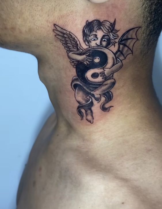 Hình xăm thiên thần và ác quỷ trên cổ, phong cách blackwork chi tiết, độ phân giải HD.