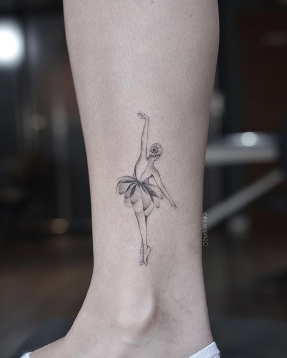 Hình xăm vũ công ballet trên chân, phong cách blackwork tinh tế, độ chi tiết cao, ảnh HD.