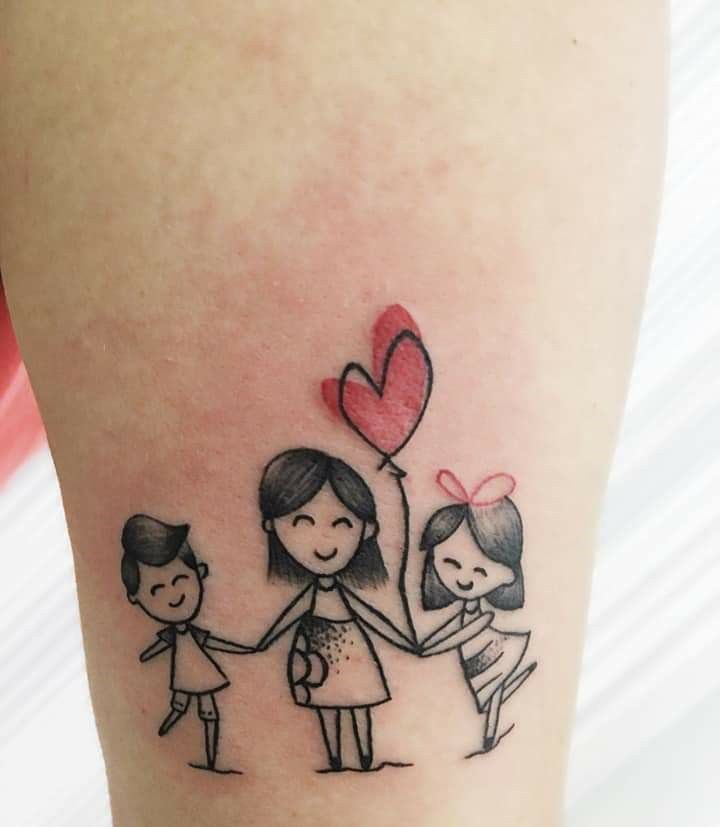 hình xăm tôn vinh tình mẫu tử Hình xăm gia đình mini trên tay, phong cách blackwork, chi tiết đơn giản, ảnh HD.