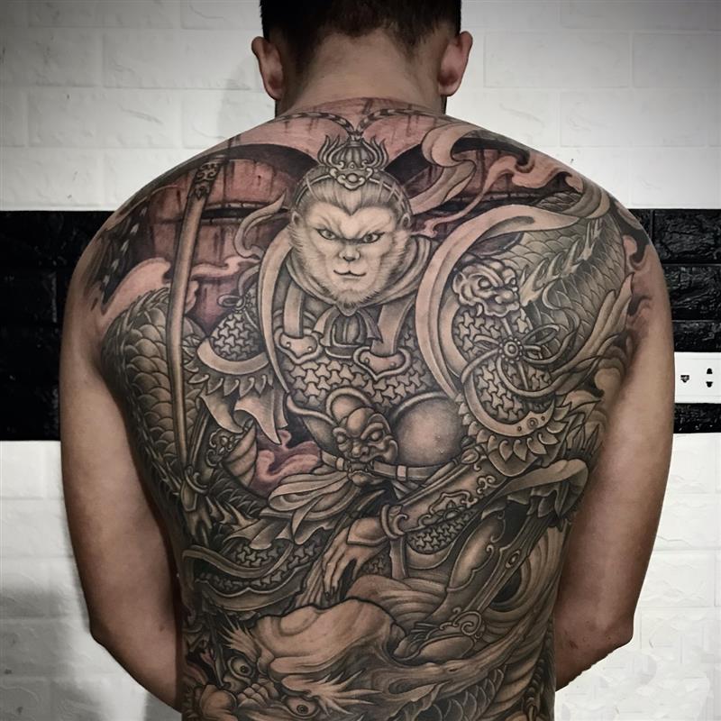 Hình xăm võ sĩ trên lưng, phong cách blackwork chi tiết, độ phân giải HD.