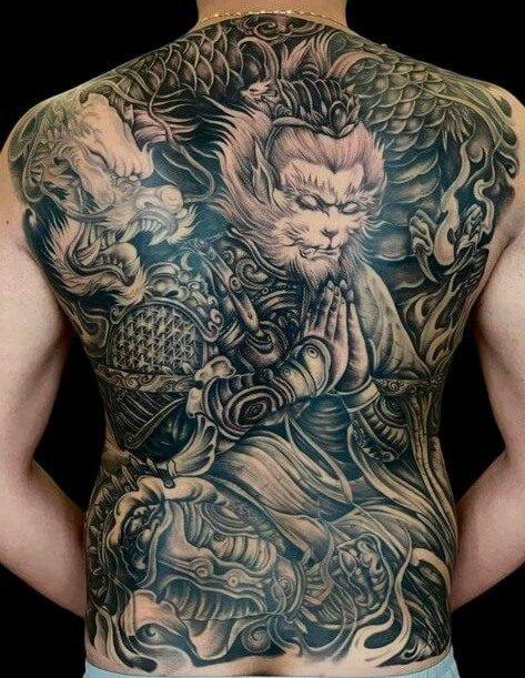 Hình xăm thần thoại chi tiết trên lưng, phong cách blackwork, độ phân giải cao.