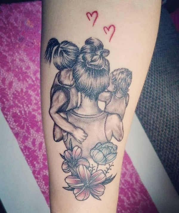 hình xăm trao trọn yêu thương cho con Hình xăm gia đình và hoa trên tay, phong cách blackwork chi tiết, ảnh độ phân giải HD.