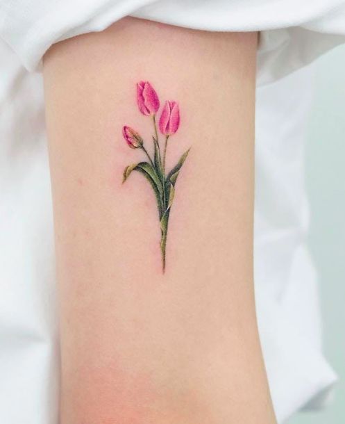 Hình xăm hoa tulip mini trên tay, phong cách màu nước, chi tiết rõ nét, ảnh độ phân giải HD.