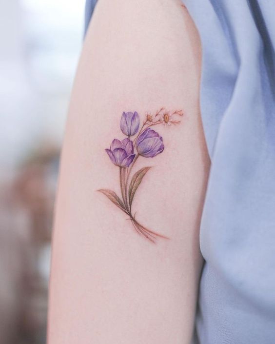 Hình xăm hoa tulip mini, vị trí bắp tay, phong cách màu nước, chi tiết tinh tế, ảnh HD.