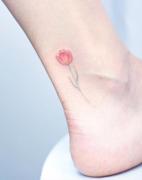 Hình xăm hoa tulip mini ở mắt cá chân, phong cách màu nước, chi tiết tinh tế, ảnh chất lượng cao.