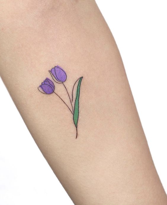 Hình xăm hoa tulip tím trên tay, phong cách tối giản, độ chi tiết cao, ảnh HD.