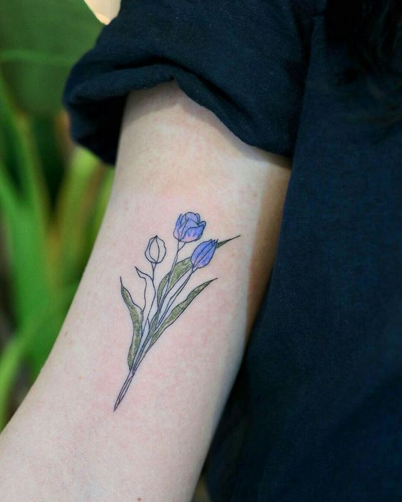Hình xăm hoa tulip mini trên tay, phong cách màu nước, chi tiết tinh tế, ảnh độ phân giải cao.