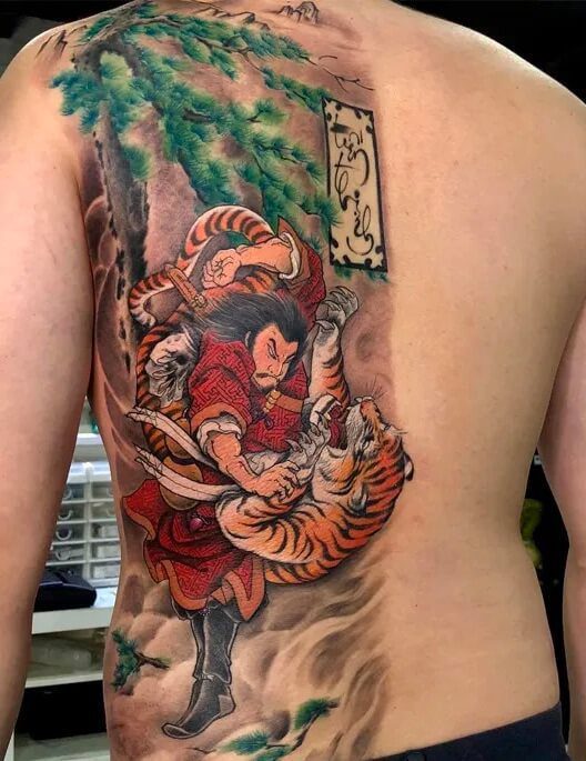 Hình xăm samurai và hổ trên lưng, phong cách Nhật Bản chi tiết, độ phân giải HD.