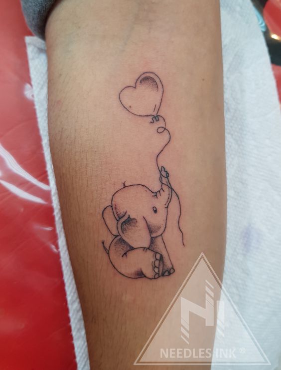 Hình xăm voi mini trên tay, phong cách blackwork, chi tiết nét mảnh, ảnh 1080x1920 HD.