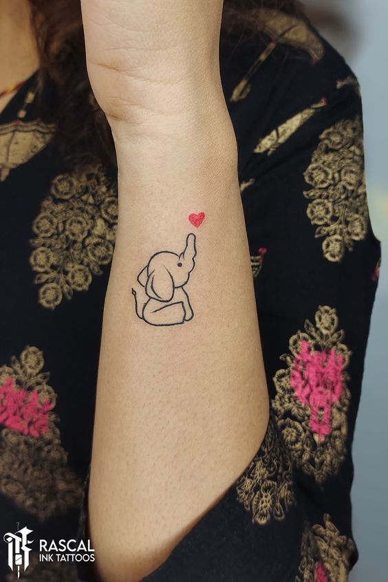 Hình xăm voi mini trên cổ tay, phong cách đơn giản, có trái tim đỏ, độ phân giải HD.