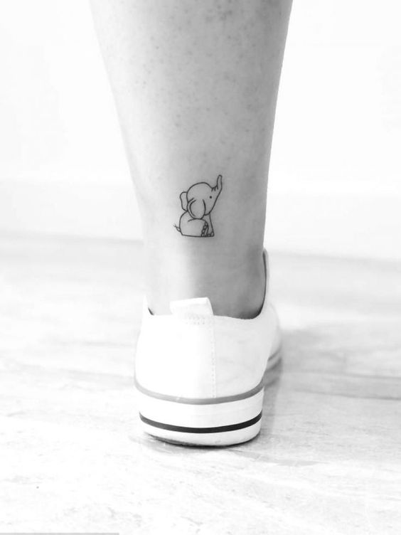 Hình xăm voi mini ở bắp chân, phong cách blackwork, độ chi tiết đơn giản, ảnh độ phân giải HD.