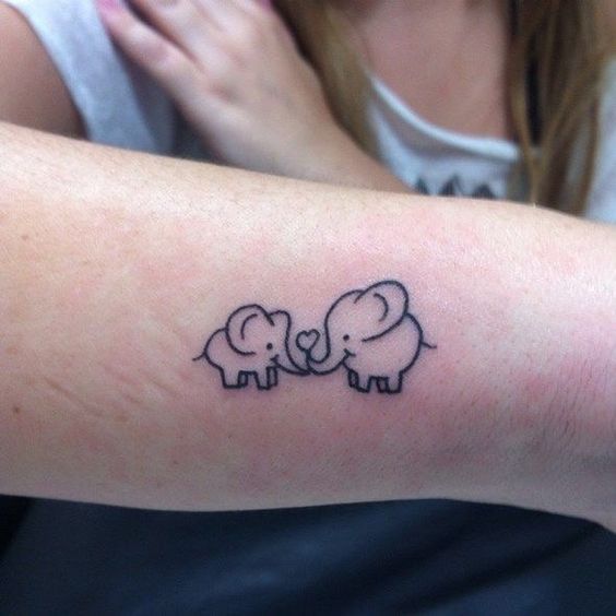 Hình xăm voi mini trên cánh tay, phong cách blackwork đơn giản, độ phân giải HD.